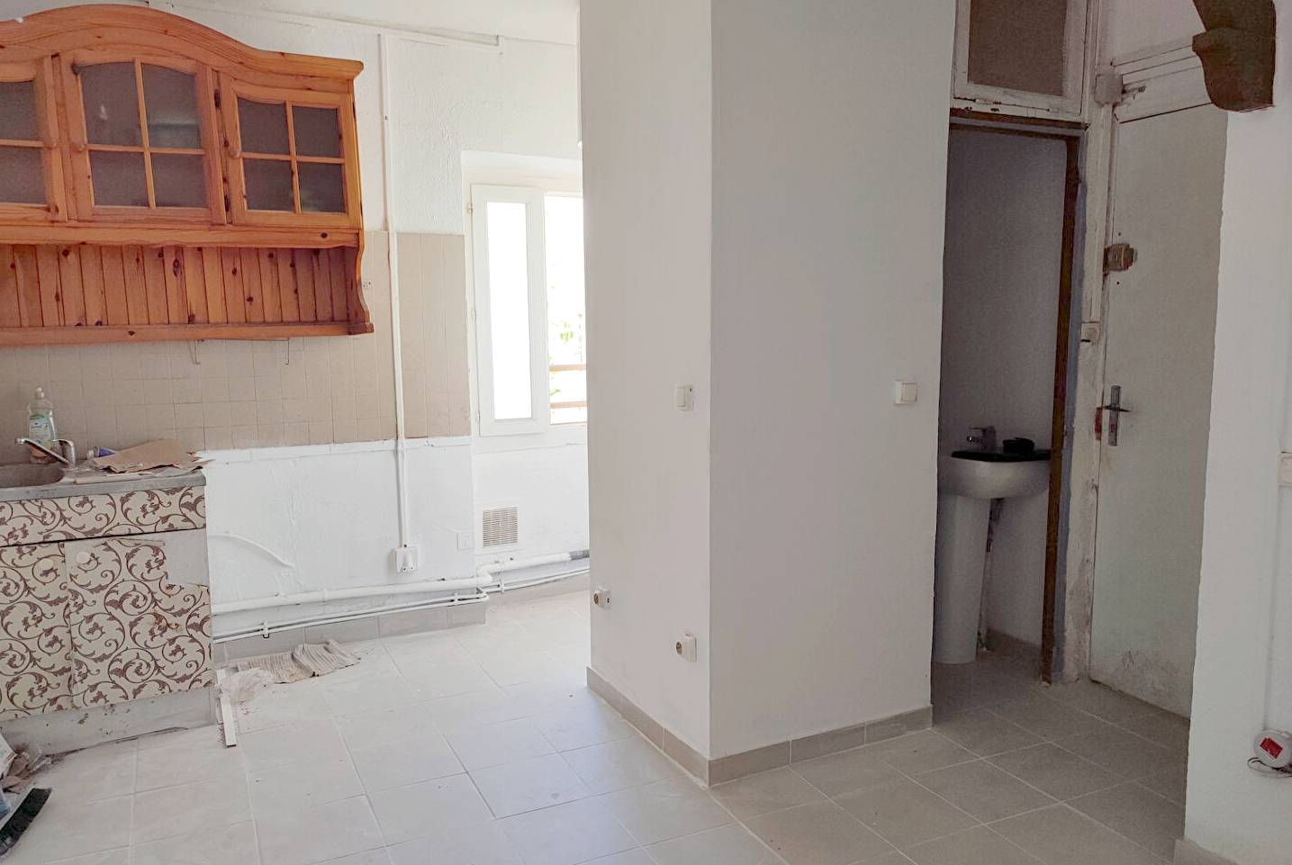 Studio à rénover, pour investisseurs privés, à vendre à Toulon