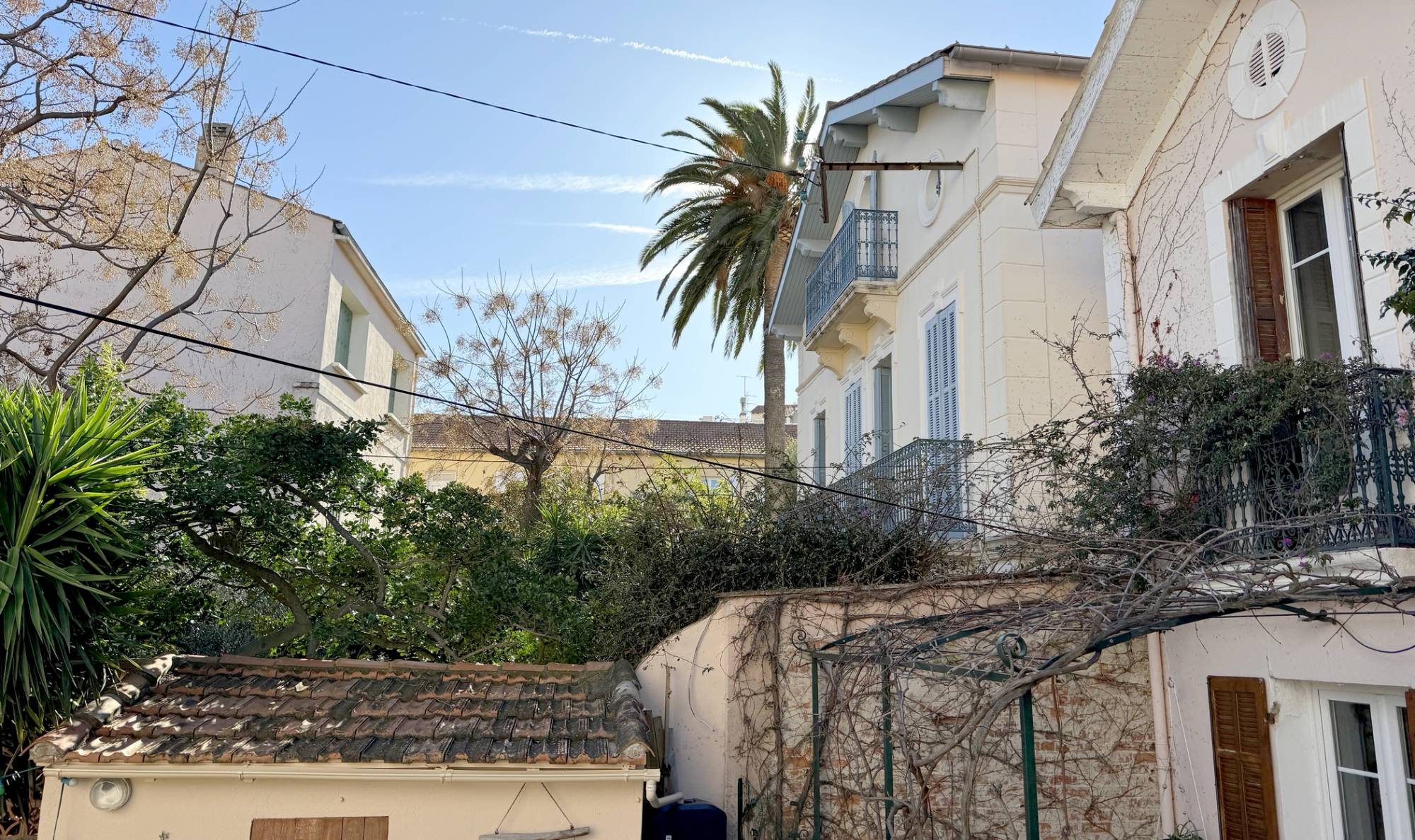 Studio en dernier étage d'une maison des années 30 à vendre dans le village du Mourillon