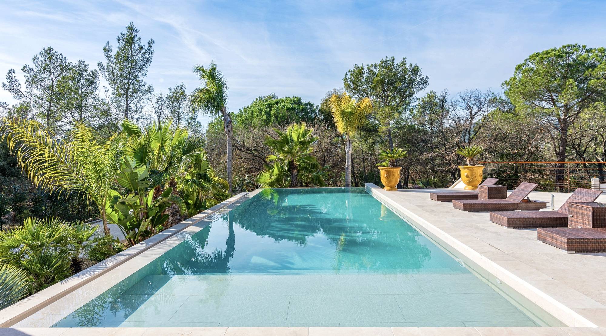 Villa avec terrasse en gradin et piscine à débordement à vendre à Cuers