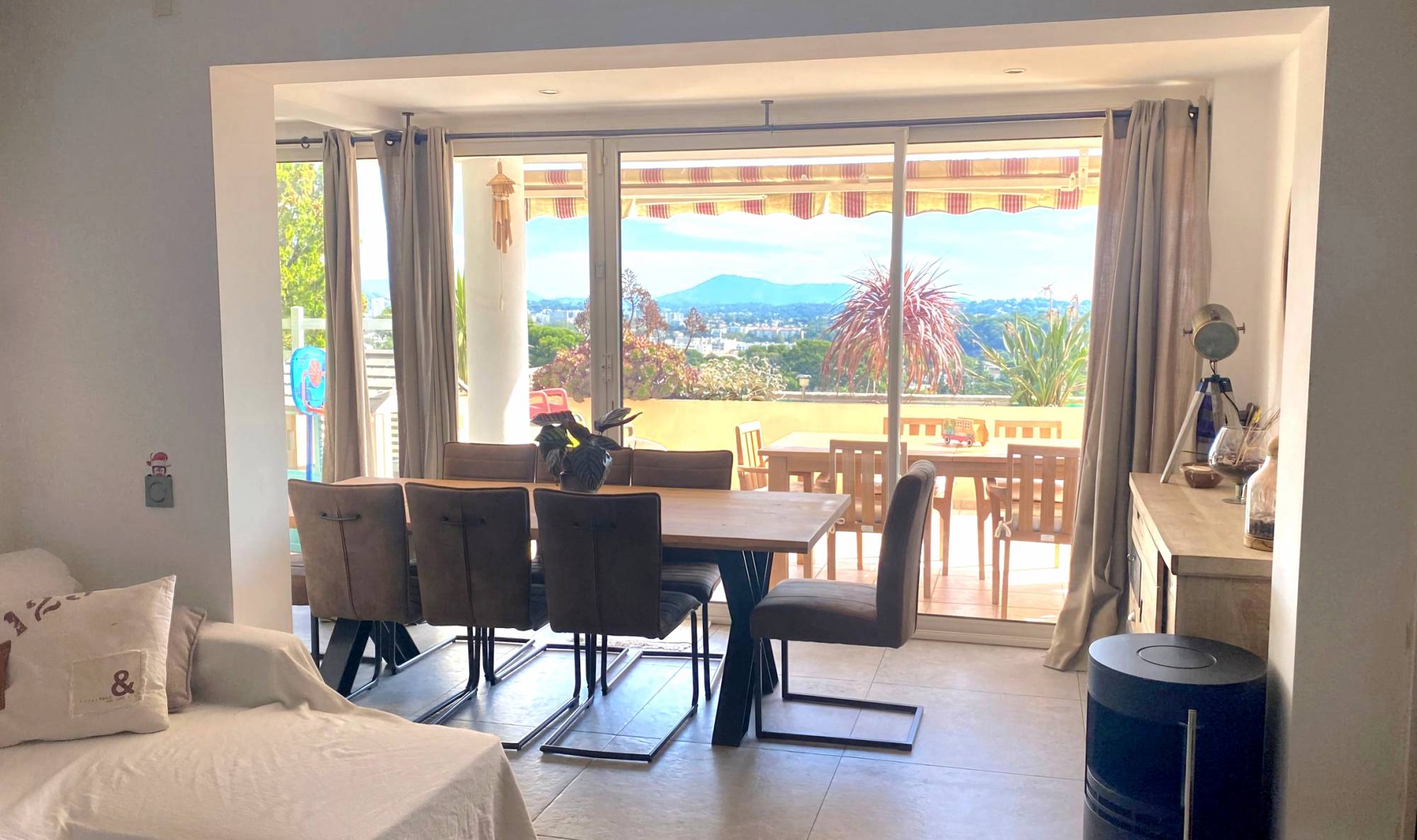 Appartement 3 pièces rénové avec terrasse à vendre à Toulon, côté Corniche Marius Escartefigue