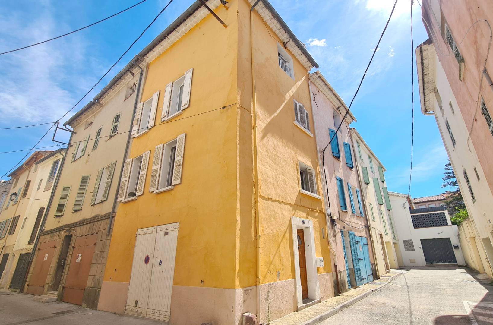 Maison en pierre des années 1900 à vendre dans le village de Solliès-Pont