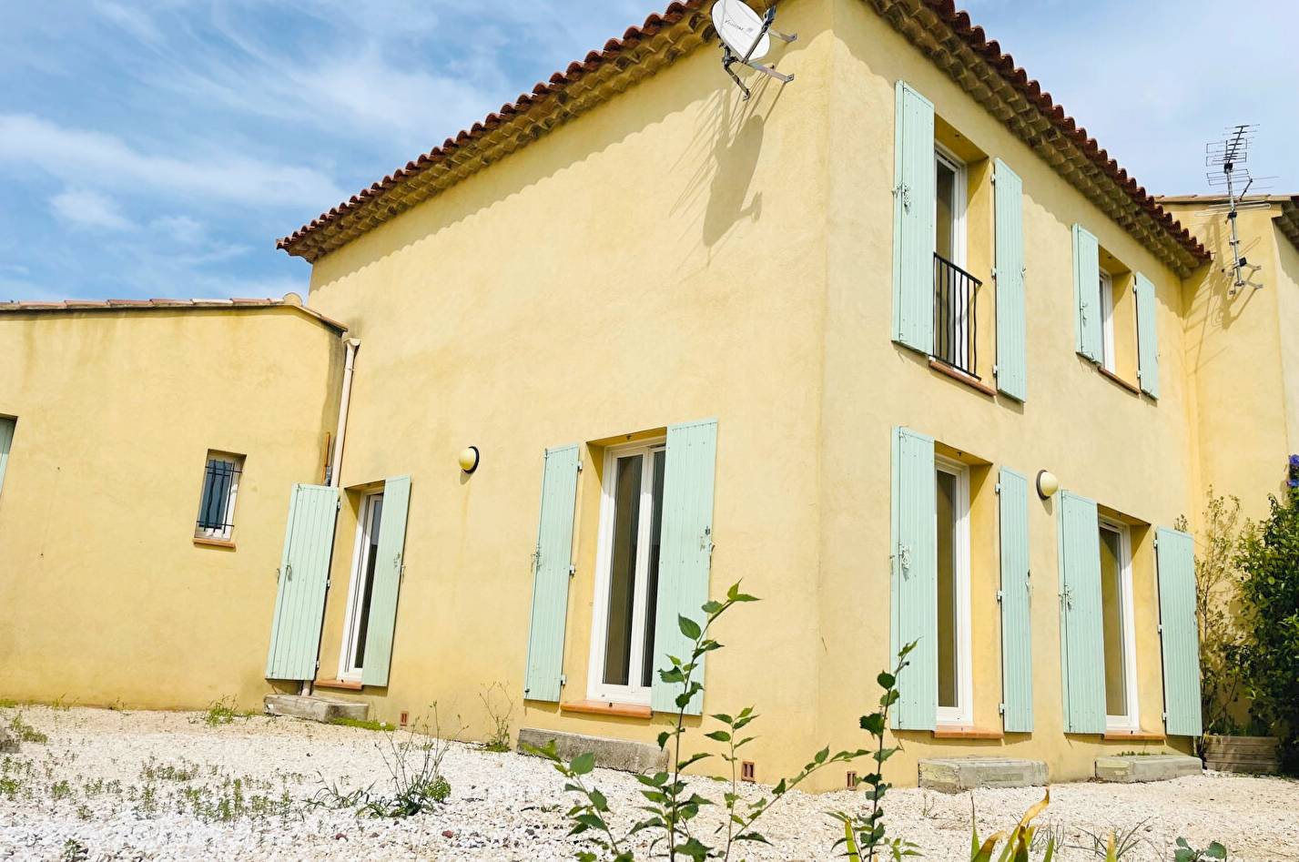 MAISON MODERNE DE TROIS CHAMBRES AVEC GARAGE ET JARDIN EN VENTE A TOULON