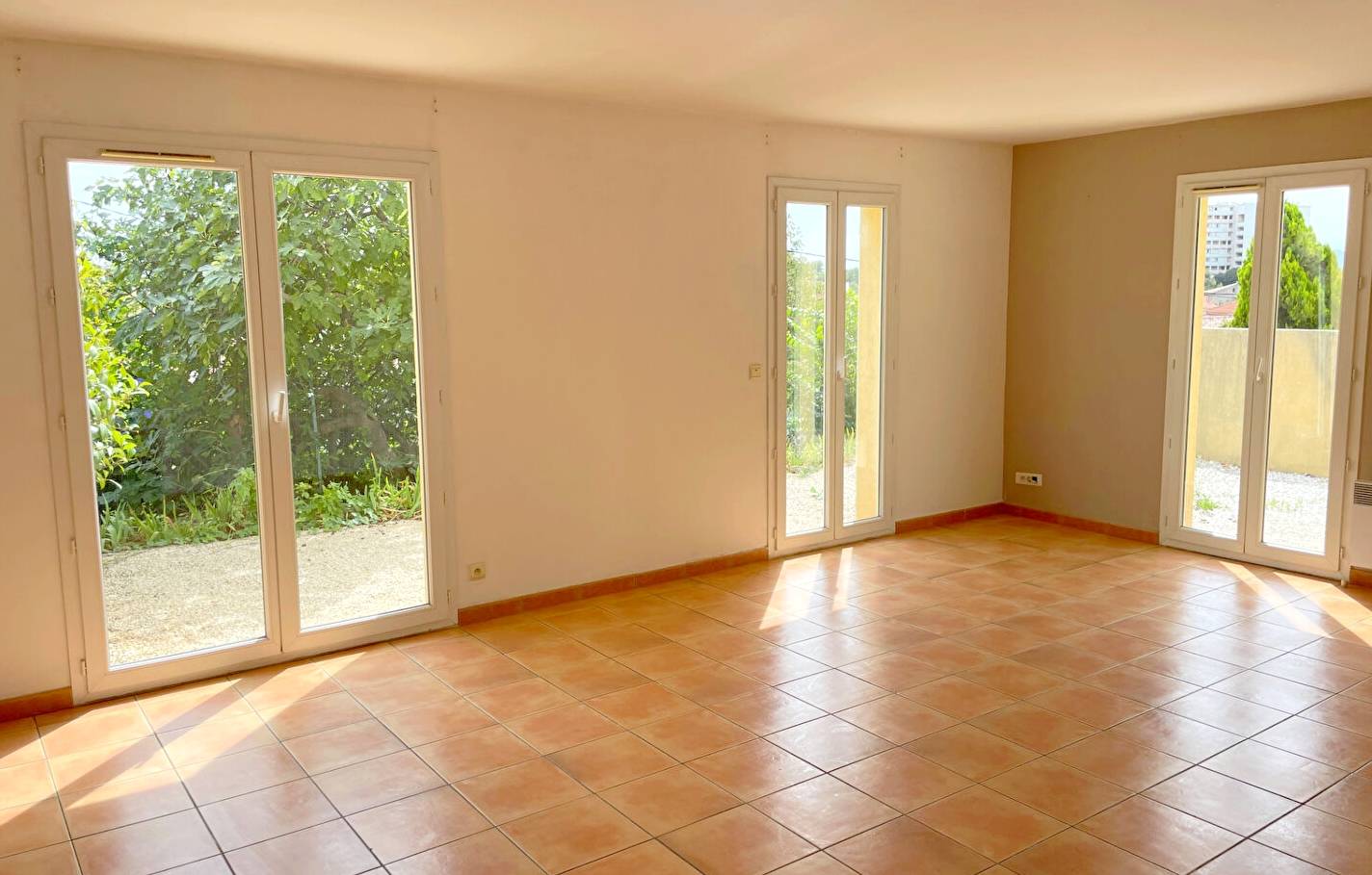 MAISON MODERNE DE TROIS CHAMBRES AVEC GARAGE ET JARDIN EN VENTE A TOULON