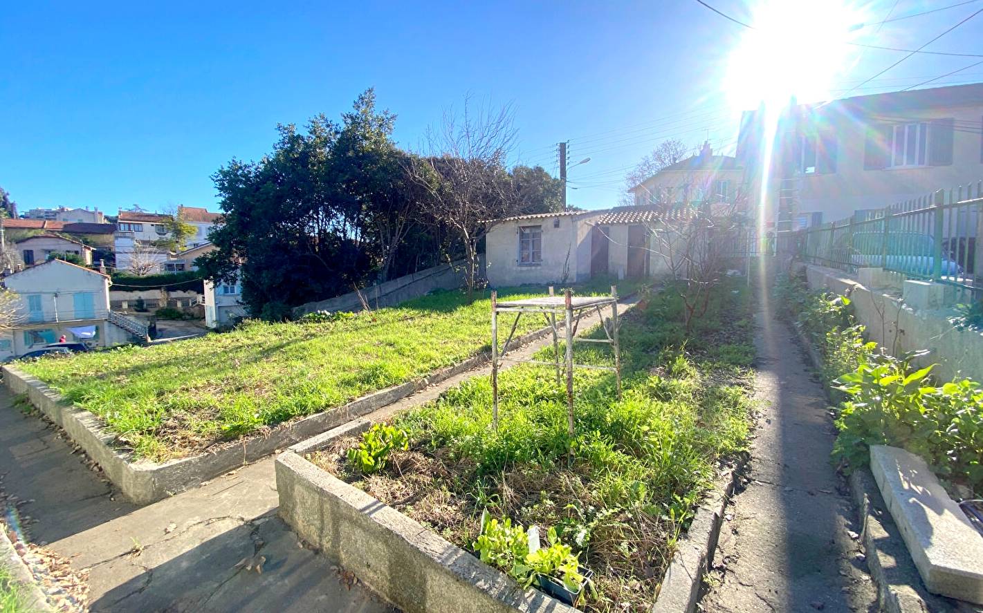 Maison à rénover avec jardin et garage à vendre à Toulon, proche du centre-ville