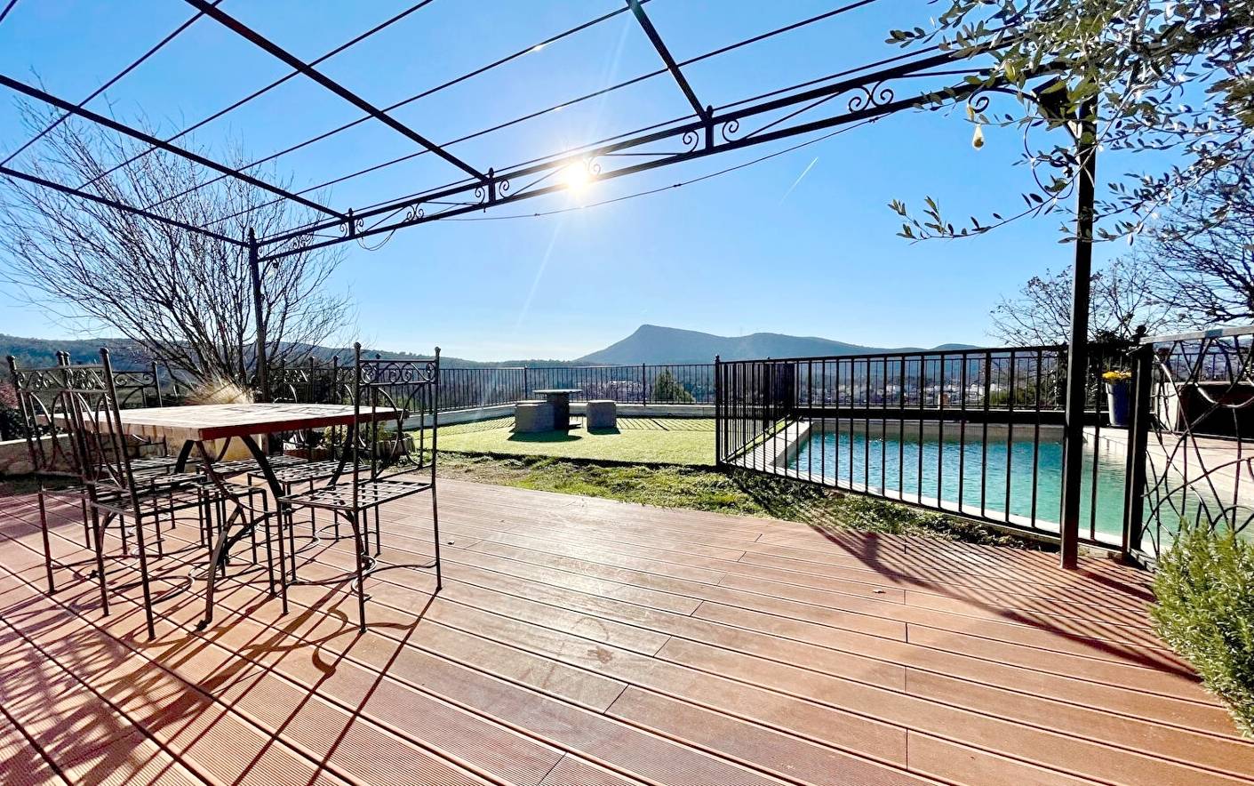 Maison de Provence avec piscine à vendre dans le village de Rocbaron