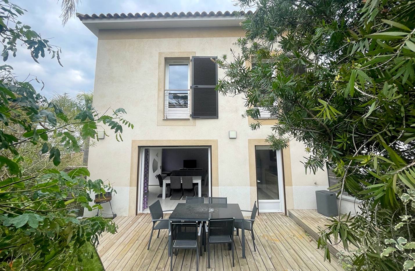 Maison moderne de deux chambres à vendre en périphérie du centre-ville de Toulon