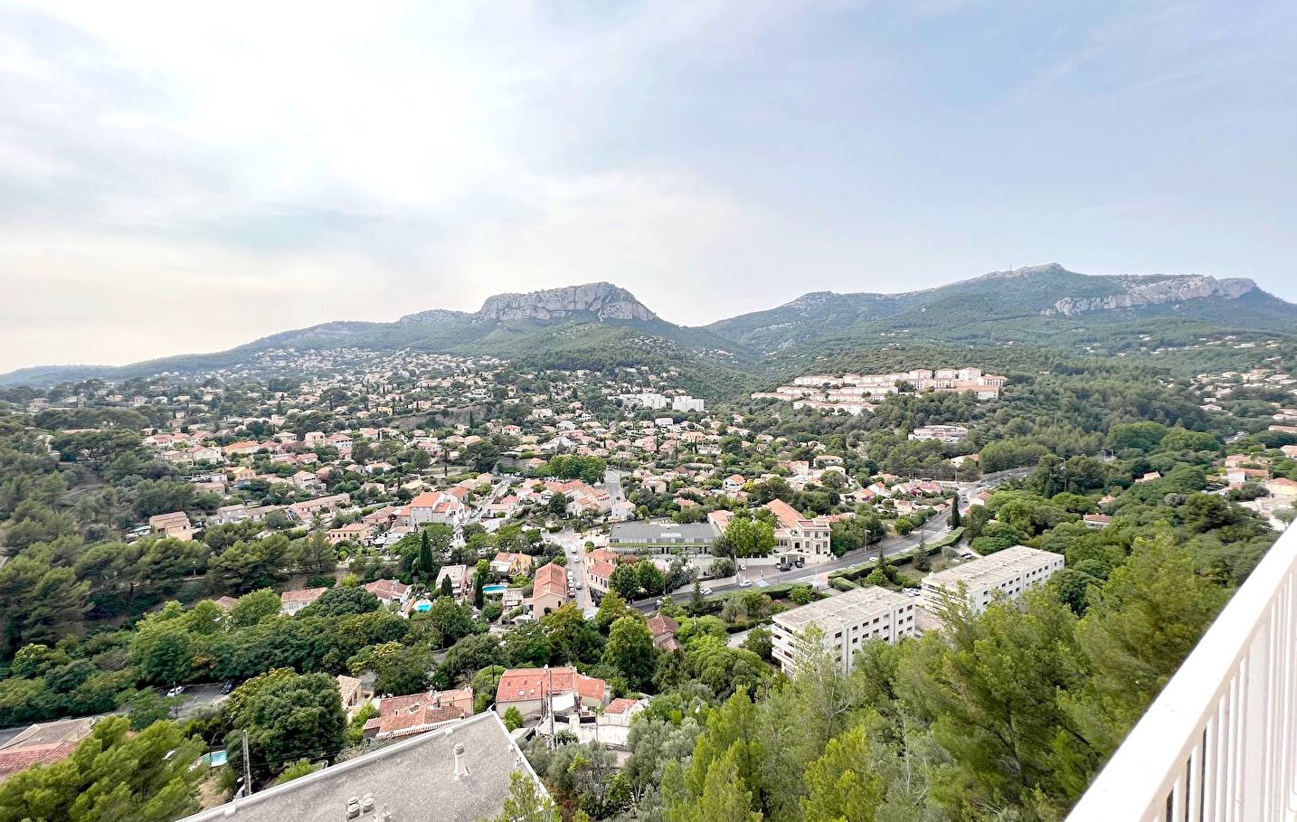 Appartement offrant une vue dominante sur le paysage toulonnais