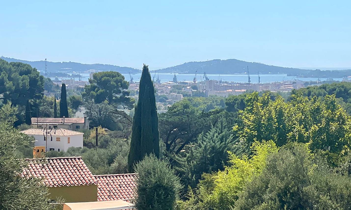 Maison individuelle profitant d'une jolie vue mer de la Rade de Toulon