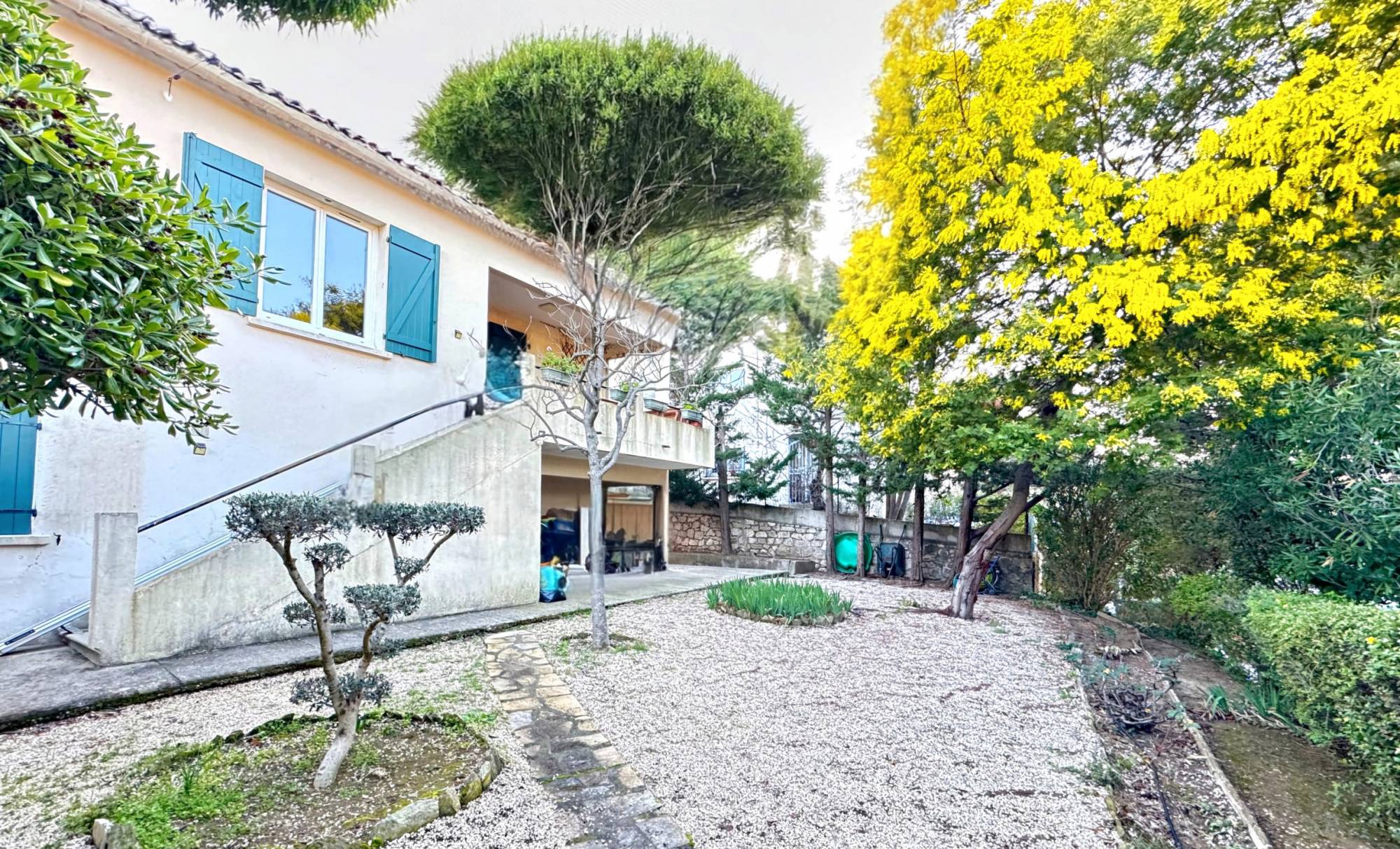 Propriété divisée en deux appartements avec jardin à vendre quartier Lamalgue à Toulon