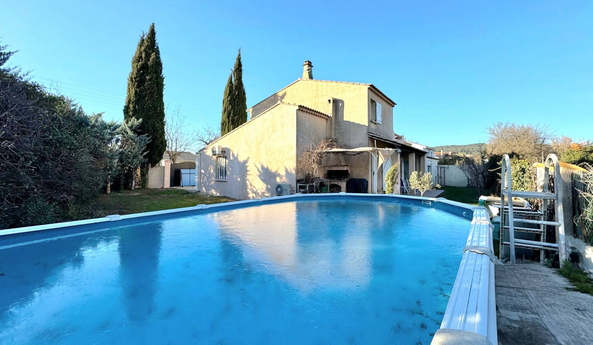 Maison avec piscine hors-sol à vendre à Forcalqueiret, en périphérie de Toulon