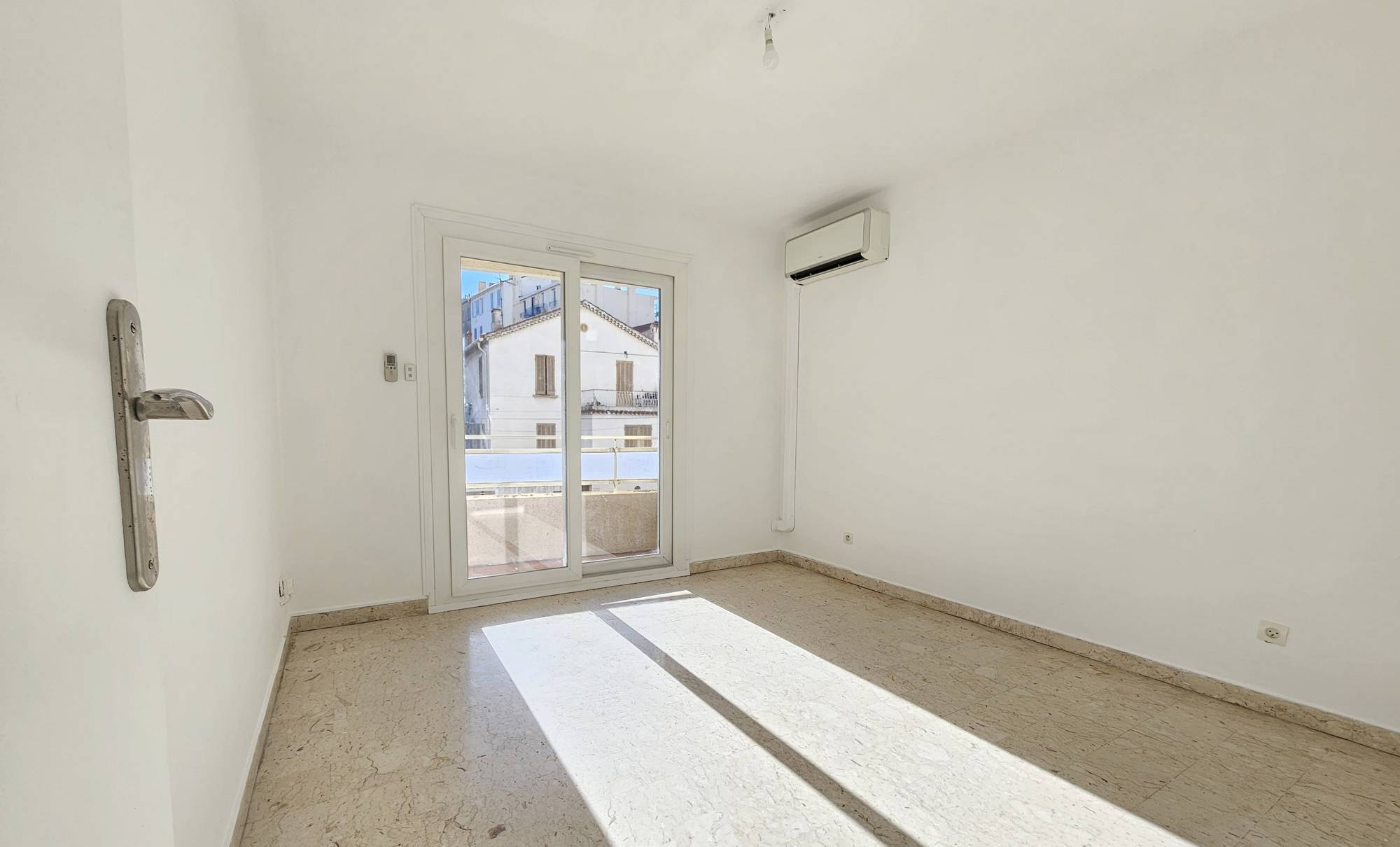 Appartement avec chambre climatisée en exposition Sud à vendre dans le village du Mourillon