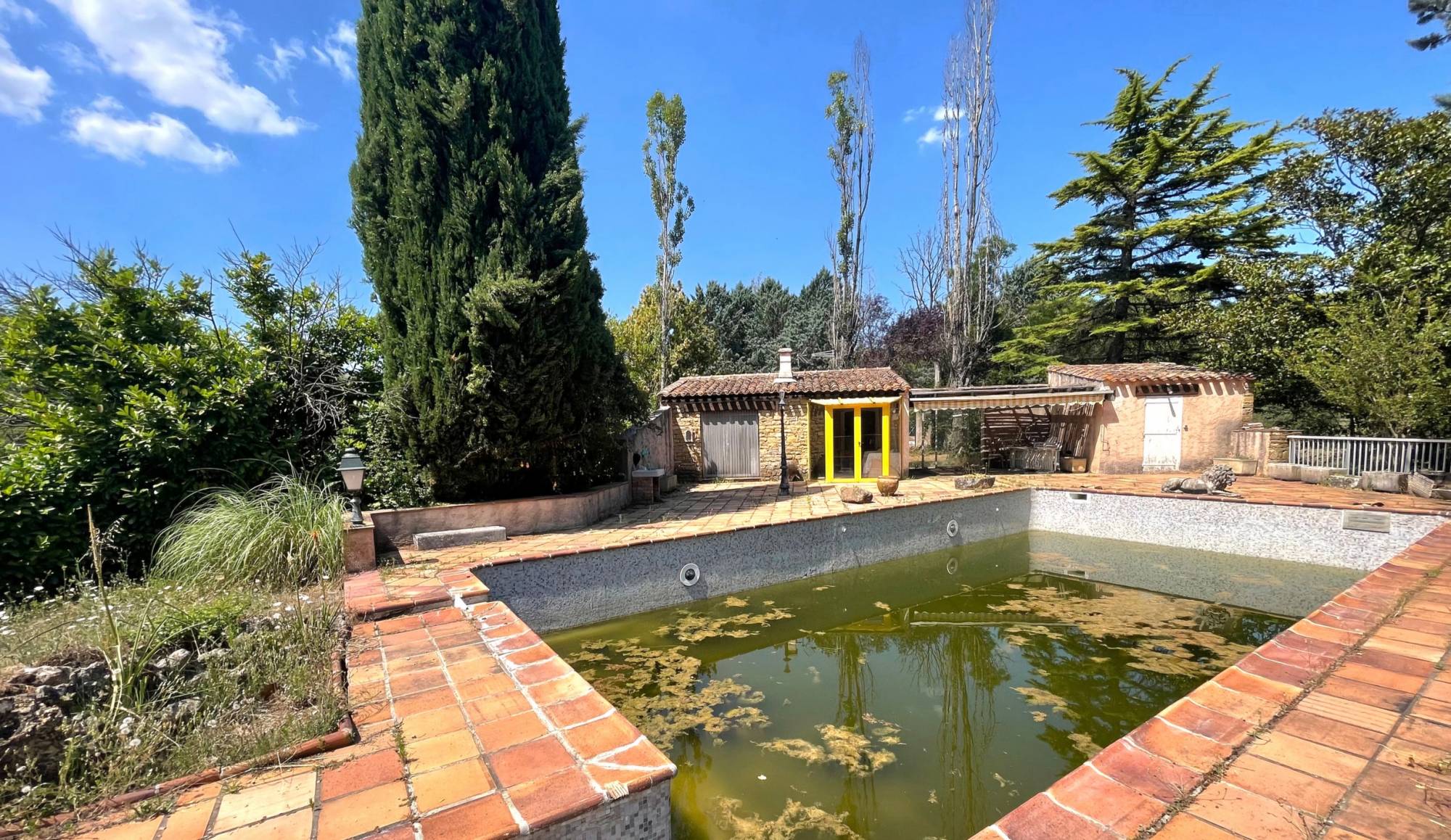 Bastide avec piscine et court de tennis à vendre dans les environs de Brignoles