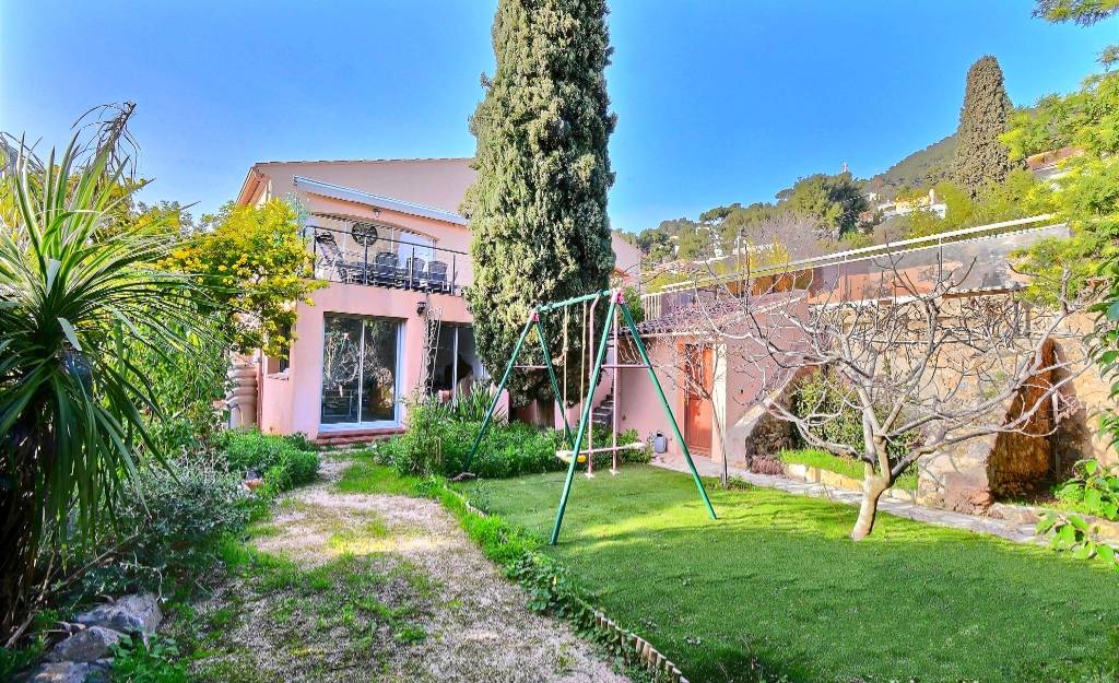 Villa restaurée à vendre dans le centre de Carqueiranne