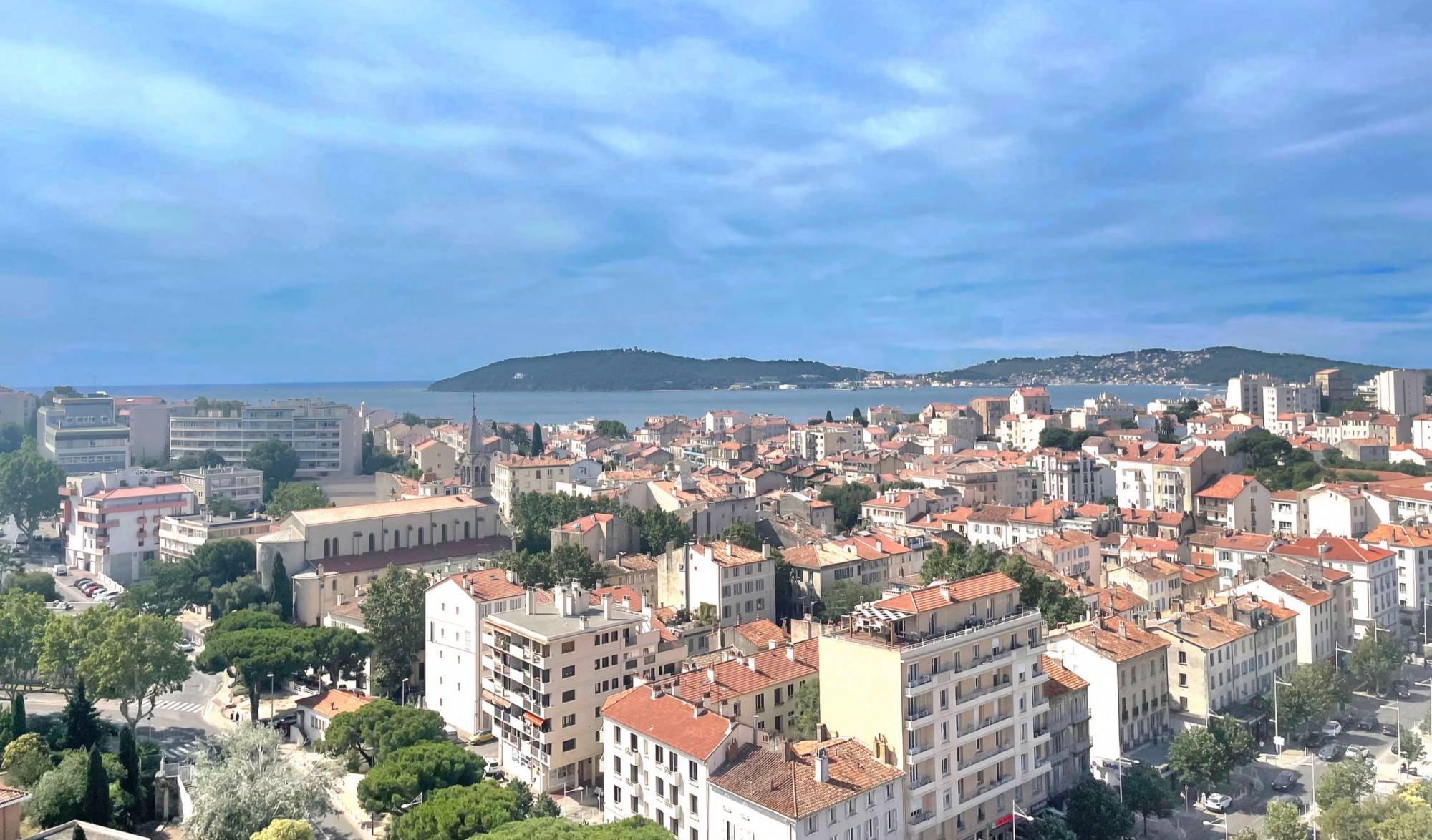 Appartement offrant une vue mer, avec la presqu'île de Saint-Mandrier à l'horizon