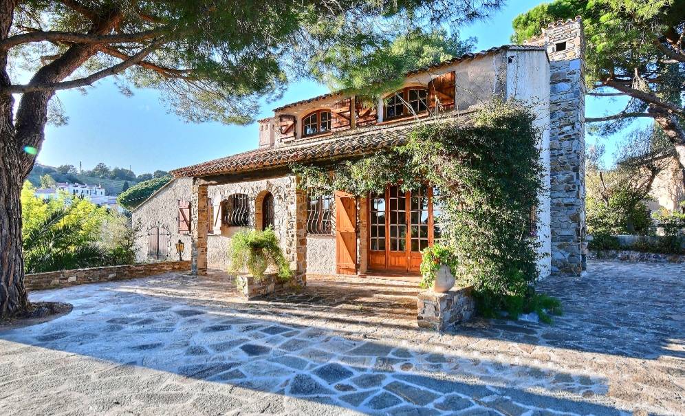 Villa de type 6 avec garage à vendre à deux pas de la plage du Pradon