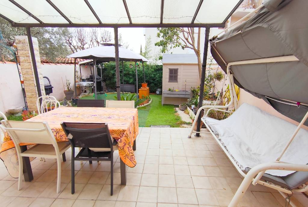 Maison mitoyenne avec jardin et terrasse à vendre à Toulon