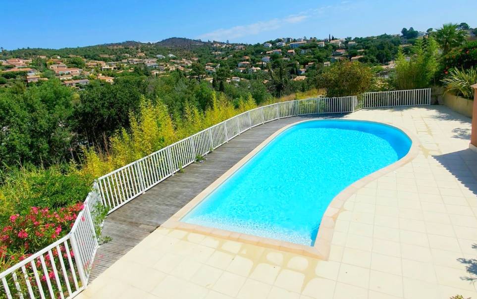 Résidence avec piscine et espaces verts située quartier Chateaubriand à Hyères