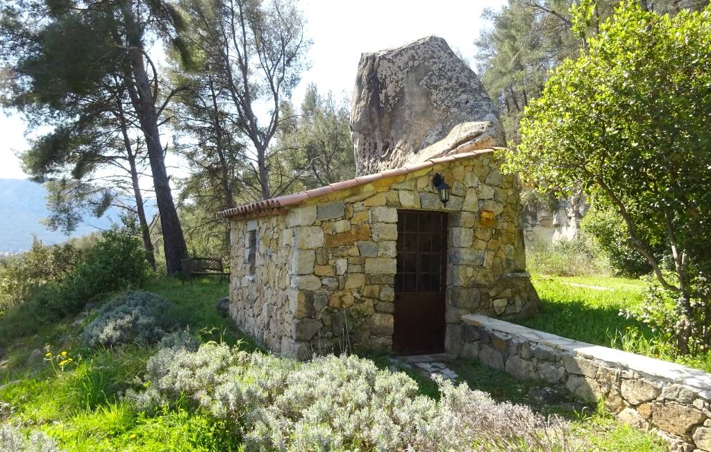 Bastide jouissant d'un cabanon atypique en pierre