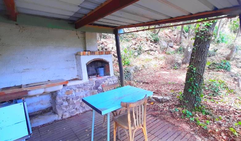 Grande parcelle de loisir avec espace barbecue à vendre dans le Var