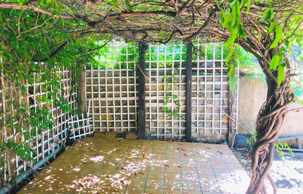 Terrasse et jardin complètent le terrain clos