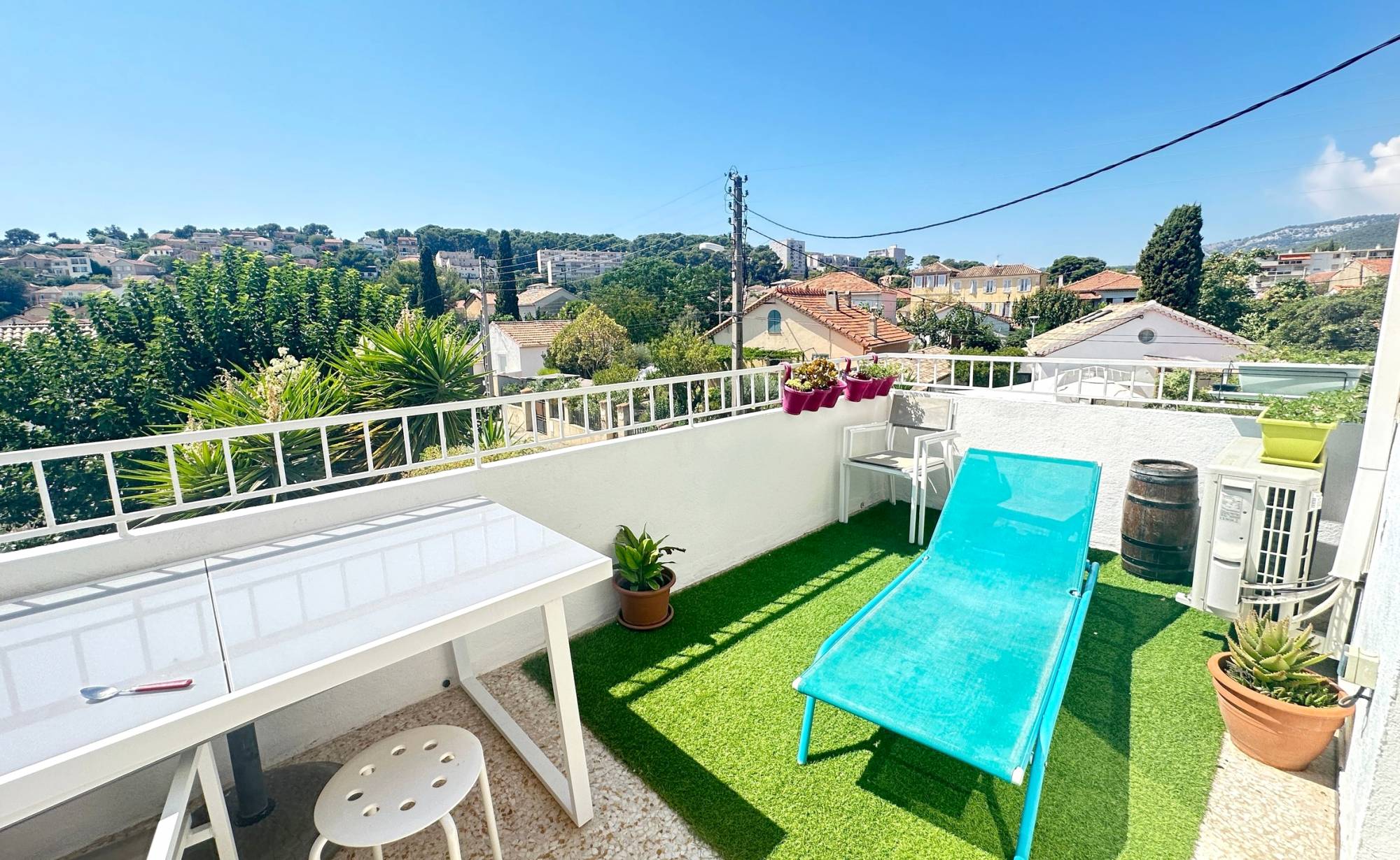 Appartement haut de villa avec terrasse tropézienne à vendre quartier Forgentier à Toulon