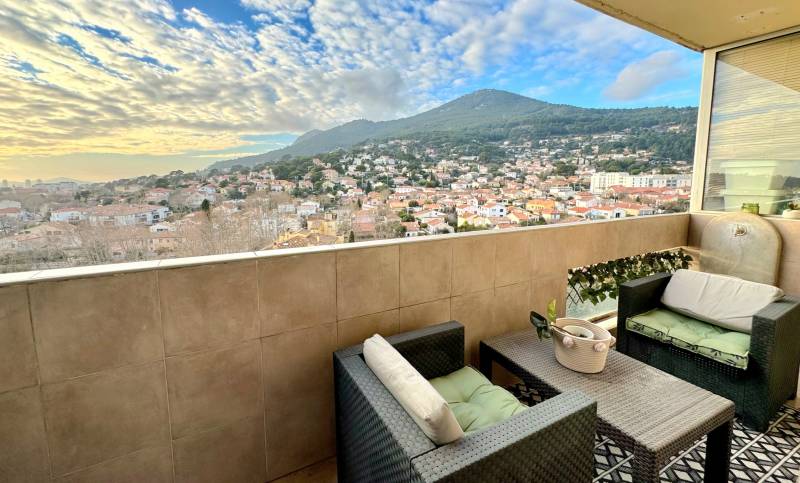 Appartement dont le balcon offre une vue dégagée sur le paysage toulonnais et ses collines