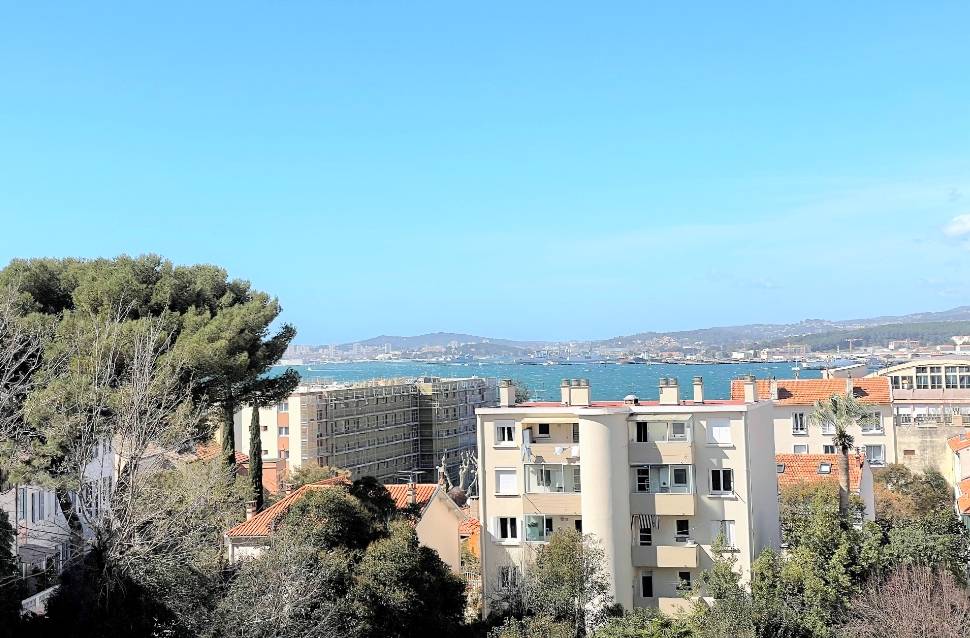 Appartement profitant d'une jolie vue mer à vendre par l'agence immobilière