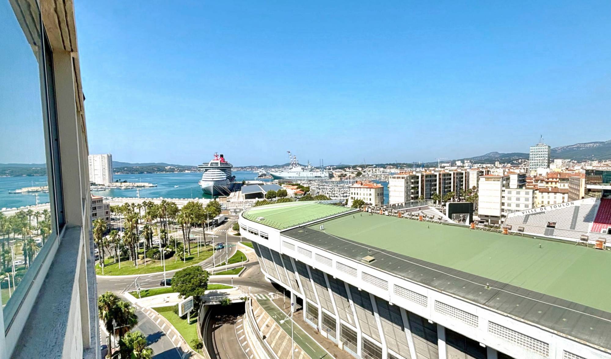 Appartement offrant une vue sur le port de Toulon, en vente par notre agence immobilière