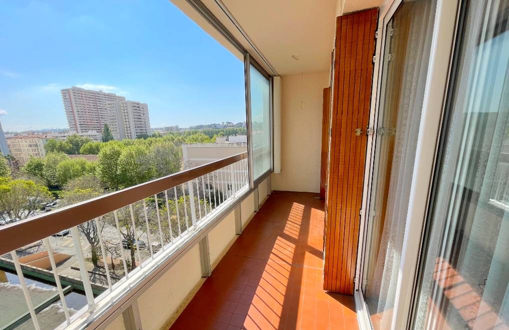 Appartement avec balcon à vendre dans une tour de Toulon