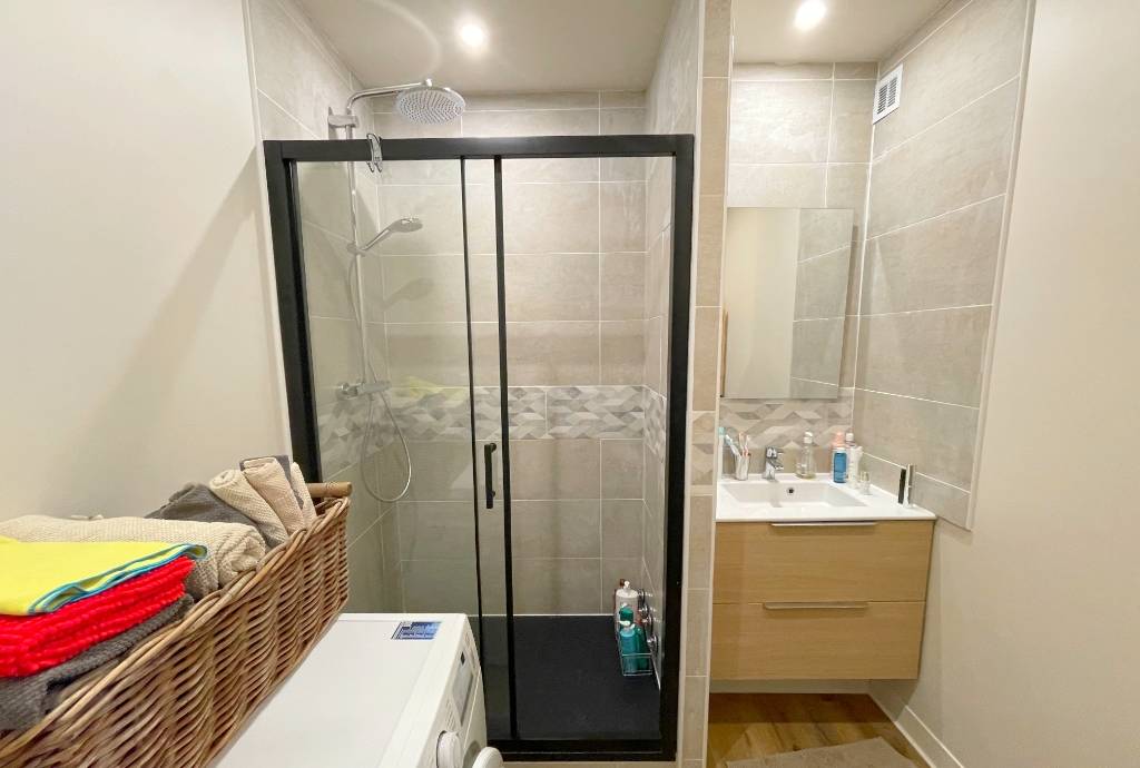 Appartement avec douche à l'italienne à vendre à Toulon, proche de la Rode