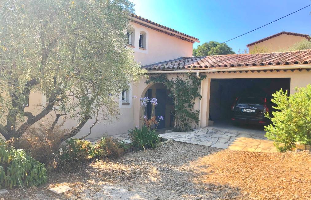 Villa avec garage et terrain à vendre dans le hameau de Sainte-Anne d'Evenos