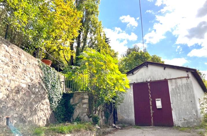 Maison avec hangar et atelier à vendre dans le centre-ville de Solliès