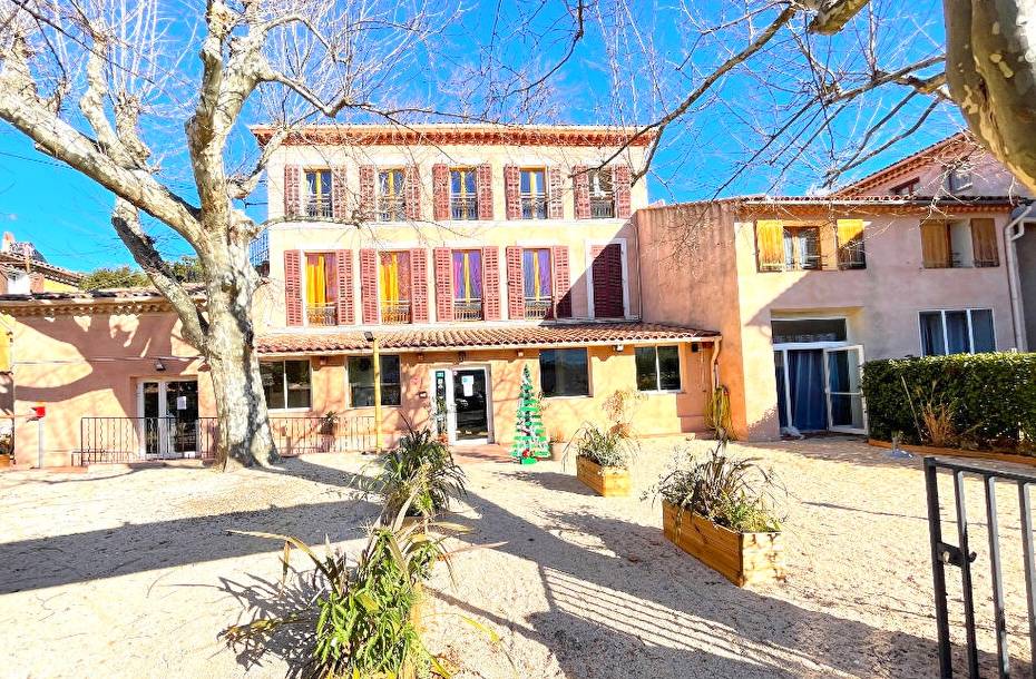 Hôtel du XIXe siècle avec restauration à vendre à Signes, dans le Var