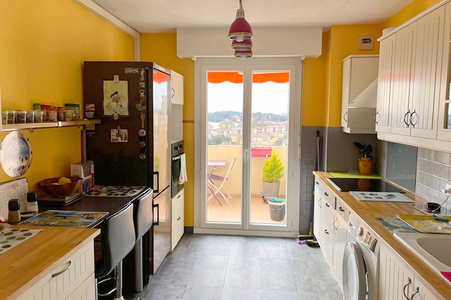 Appartement avec terrasse à vendre dans village de la Garde