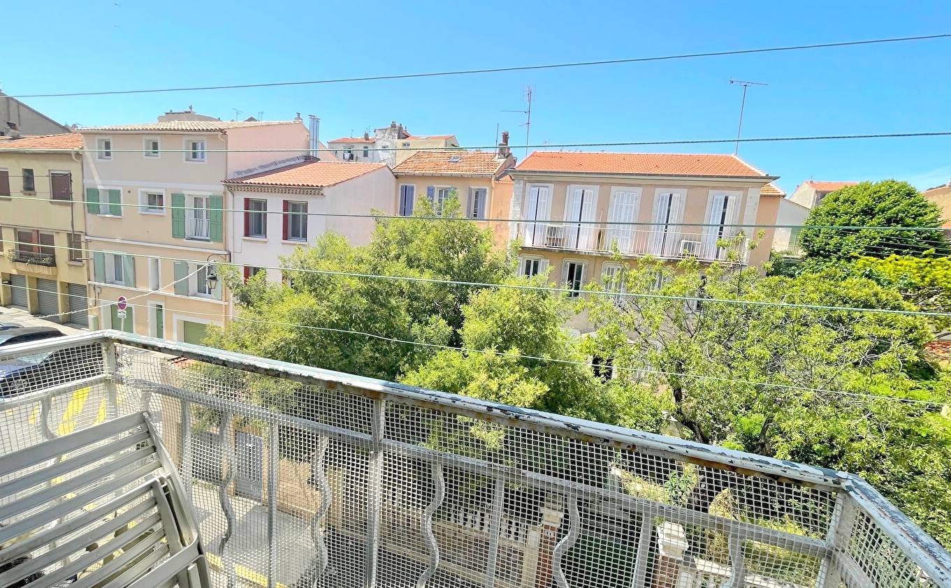 Grand appartement deux pièces avec balcon à vendre Rue Castel à Toulon