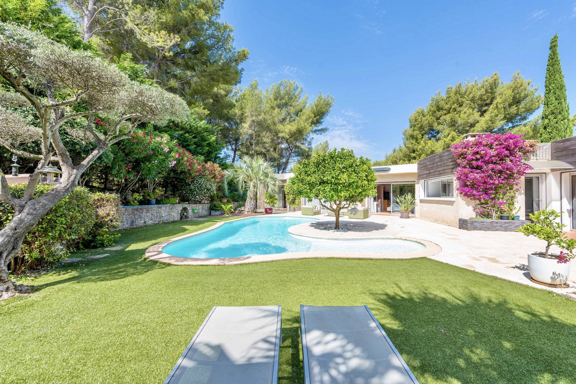 Propriété avec piscine et jardin paysager à vendre sur les hauteurs de Toulon, au pied du Mont Faron