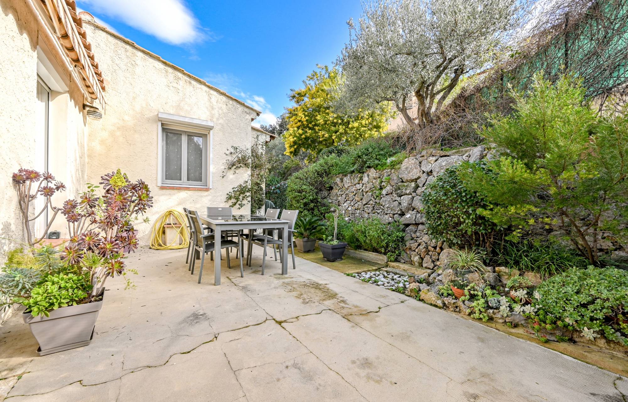 Maison familiale avec jardin et cave à vendre quartier de la Barre à Toulon