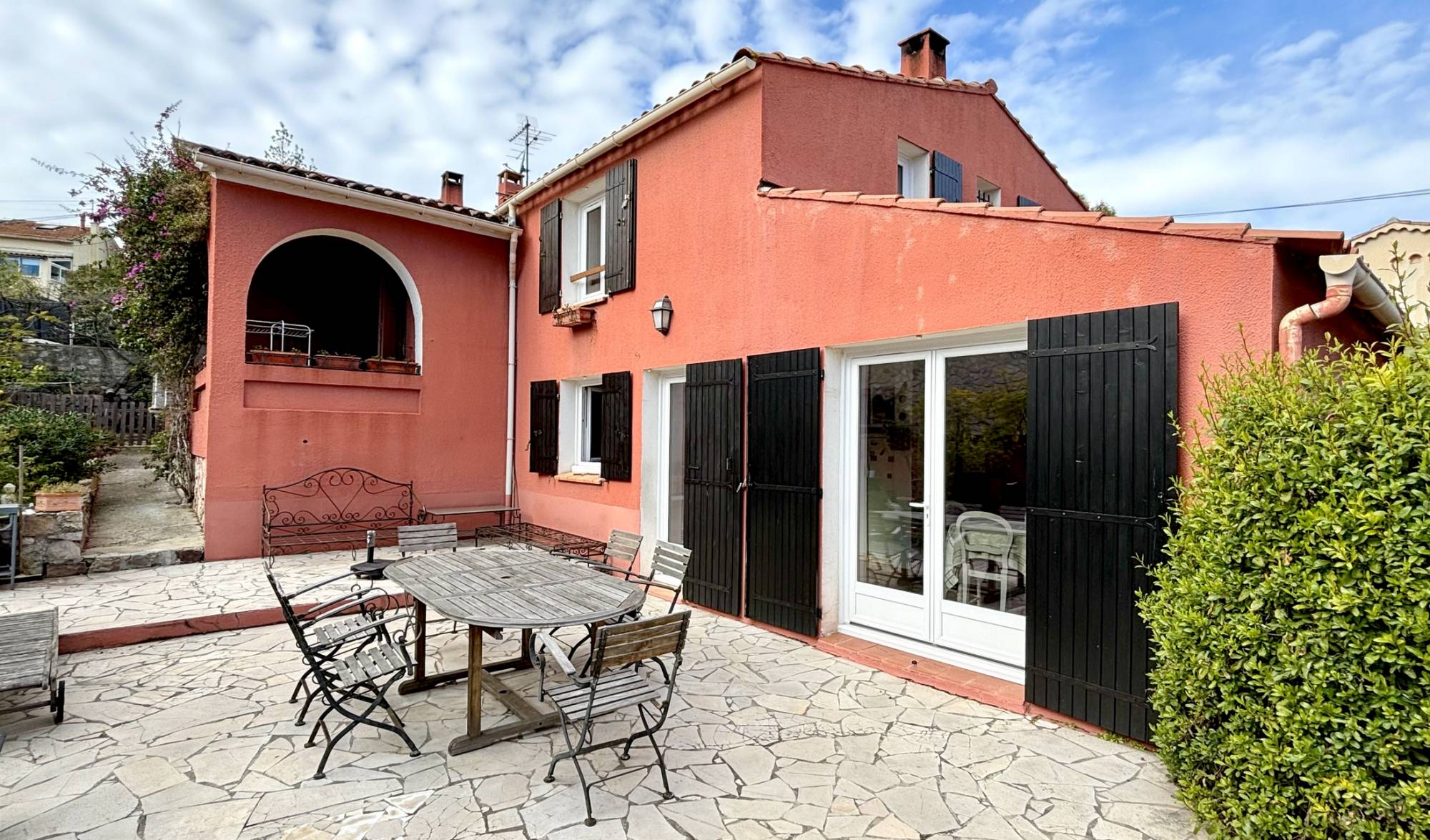 Maison de charme ancienne entièrement réhabilitée à vendre à Toulon, quartier les Ameniers