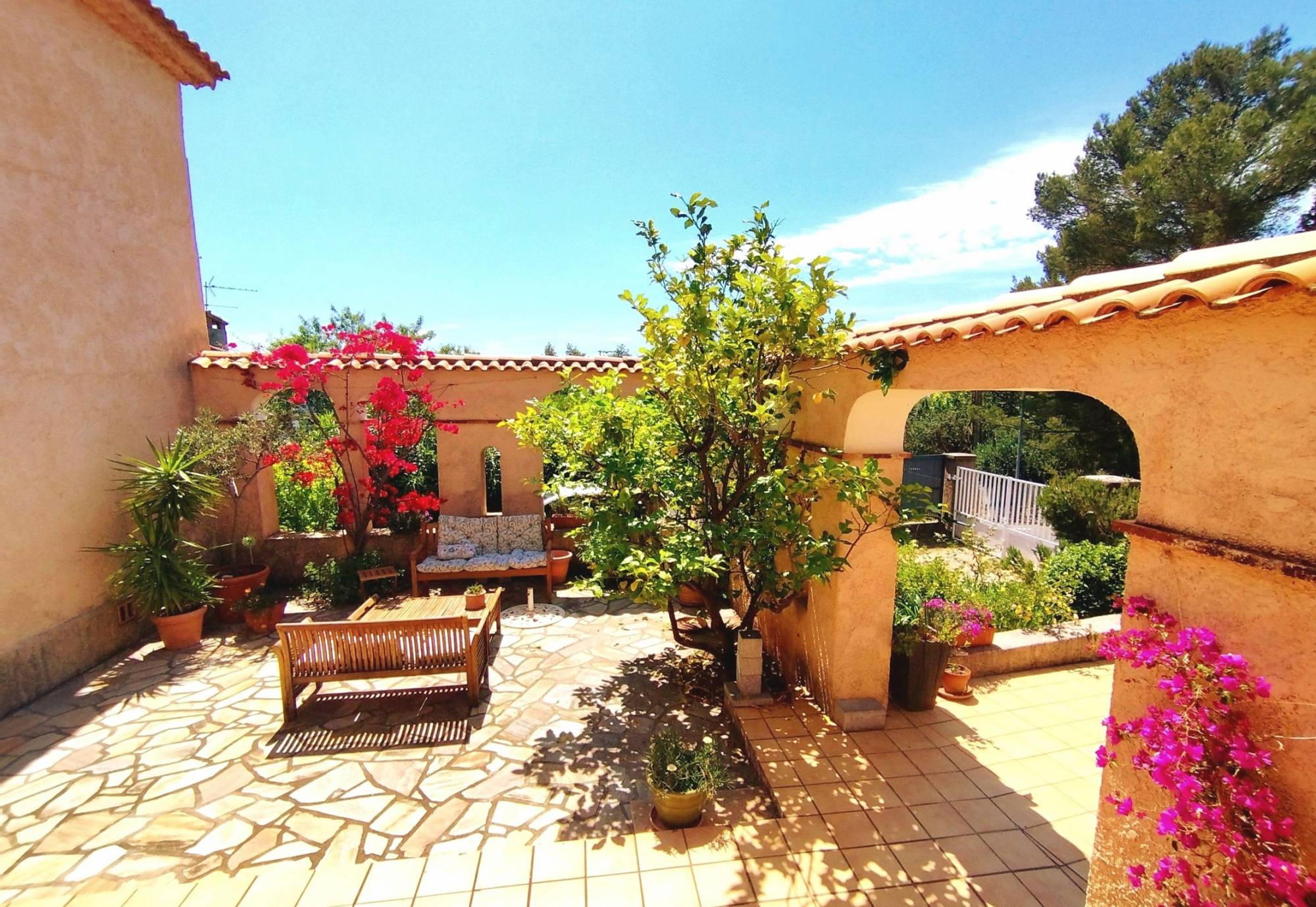 Cette présentation complète vous a permis de découvrir tous les charmes de cette villa provençale à vendre à Toulon