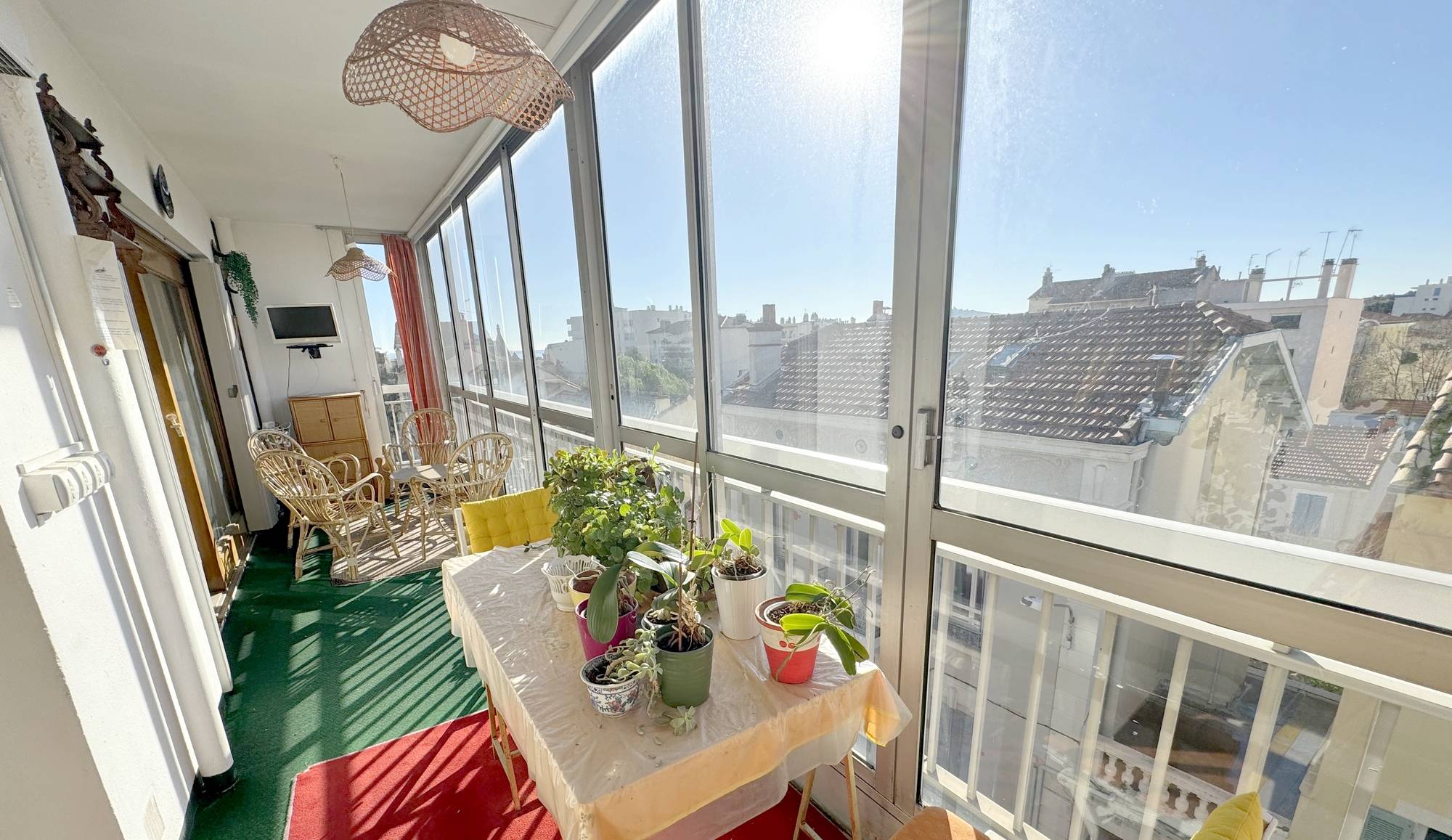 Appartement dans un immeuble en angle à vendre par notre agence immobilière Toulon