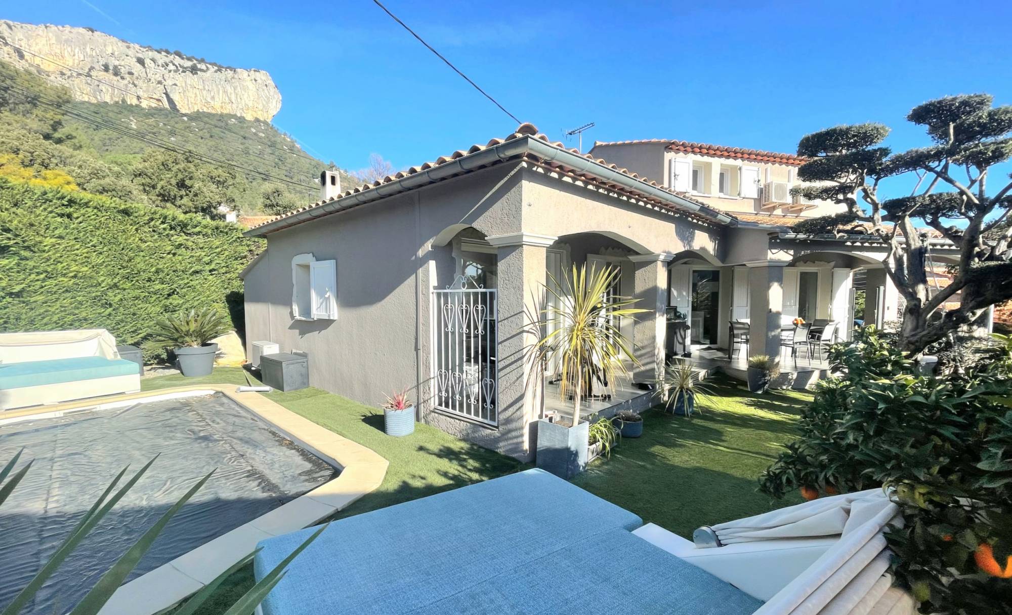 Maison provençale individuelle avec jardin et jacuzzi à vendre au Revest